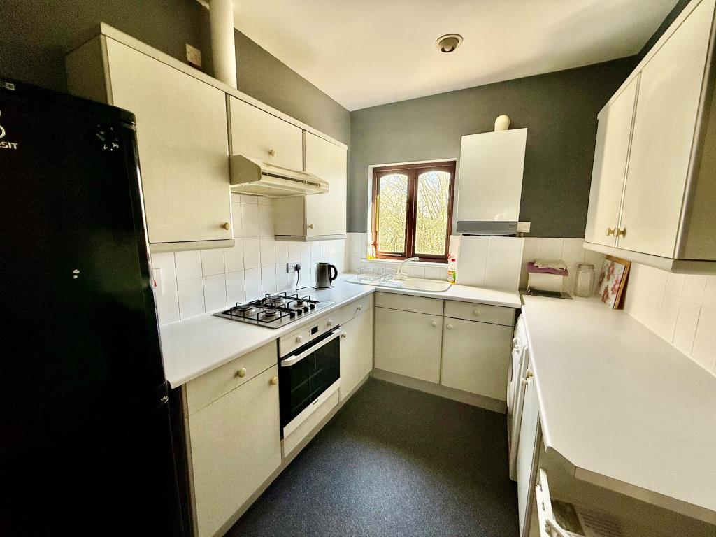 Lot: 117 - VACANT TOP FLOOR FLAT - Kitchen